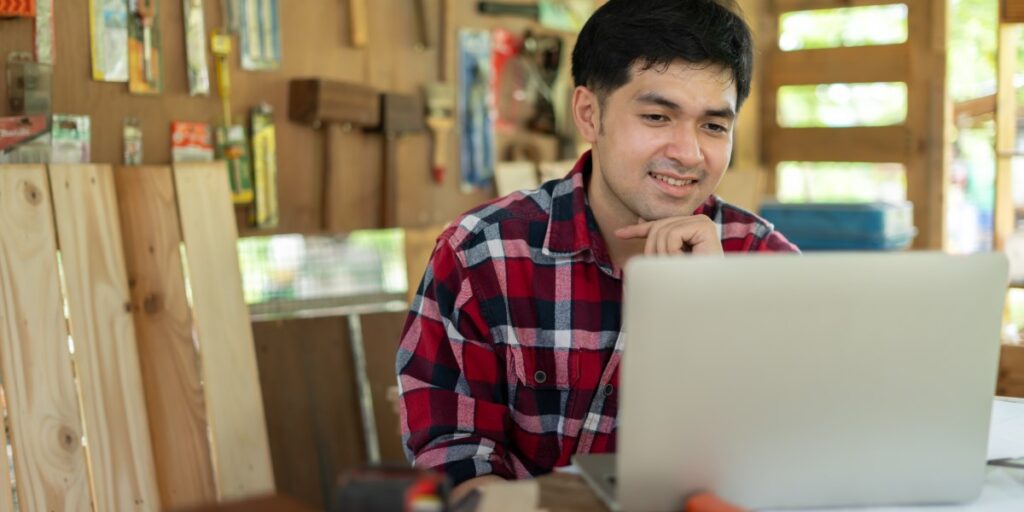 Worker learning online through a laptop.